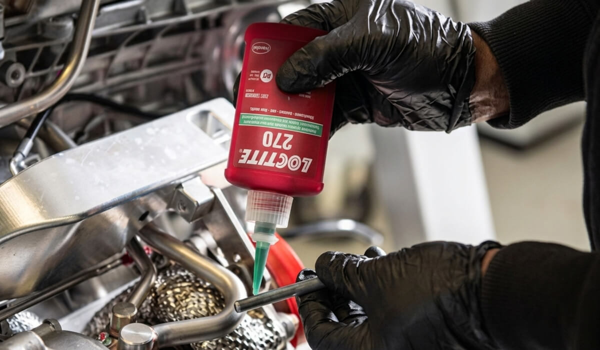 LOCTITE 270 – trwałe zabezpieczanie szpilek Trwałe osadzanie i zabezpieczanie szpilek w bloku silnika za pomocą wysokowytrzymałego kleju anaerobowego LOCTITE 270