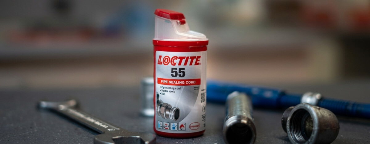 Nitka uszczelniająca LOCTITE 55 do rur Profesjonalna nić LOCTITE 55 nawijana na gwint rury w celu błyskawicznego uszczelnienia połączenia