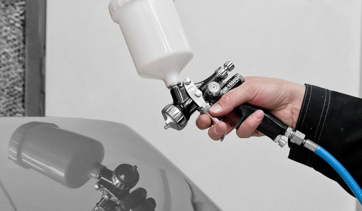 Ergonomiczny korpus ręcznego pistoletu natryskowego Walther Pilot Trend wykonany z wytrzymałego niklowanego aluminium